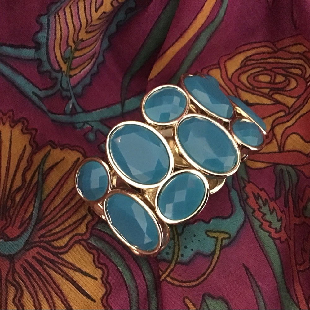 Turquoise blue stretch bangle bracelet.